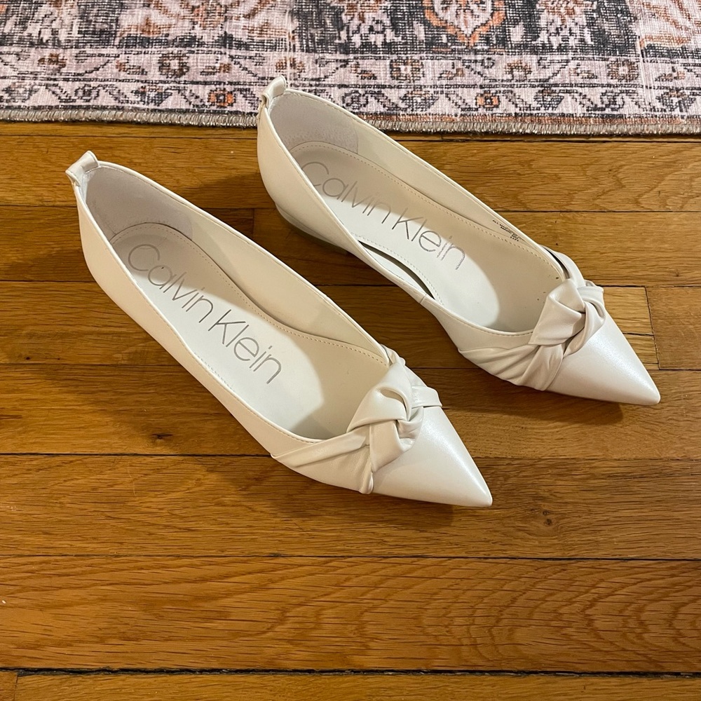 Calvin Klein Flat White/Ivory Flat Size 8M